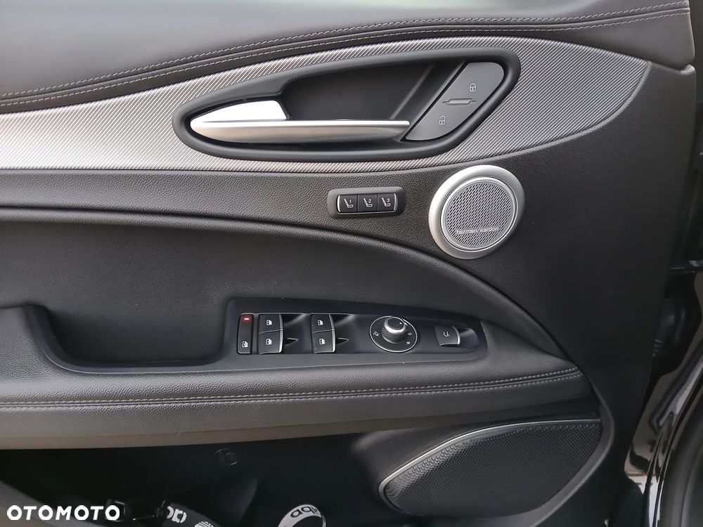 Alfa Romeo Stelvio 2.0 Turbo Veloce Q4 - 12