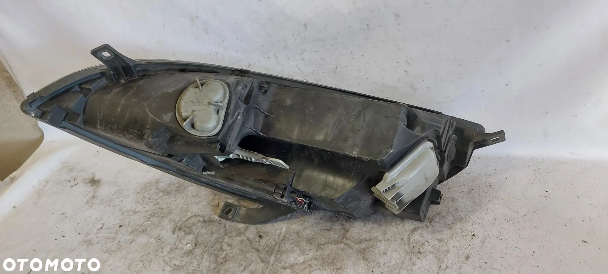 .  PRZOD PRZEDNIA LAMPA PRAWA MITSUBISHI COLT 6 - 4