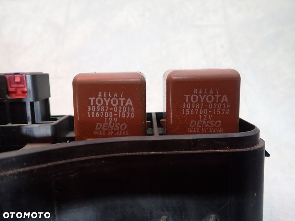 SKRZYNKA BEZPIECZNIKÓW TOYOTA COROLLA E12 - 8