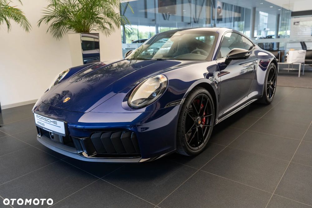 Porsche 911 Carrera 4 GTS - 8