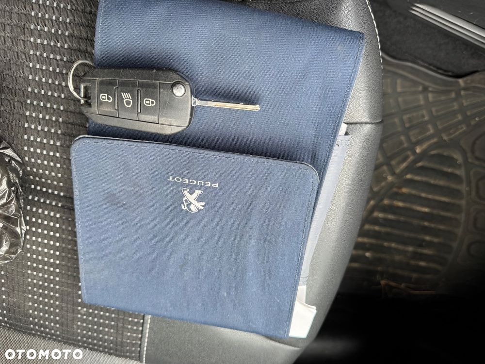 Peugeot 2008 1.6 BlueHDi Allure S&S - 20