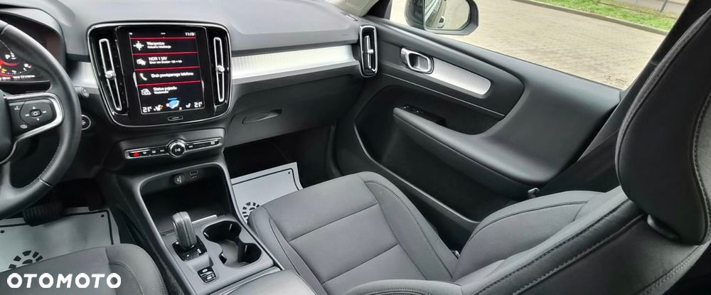 Volvo XC 40 T3 Geartronic Momentum Pro - 28