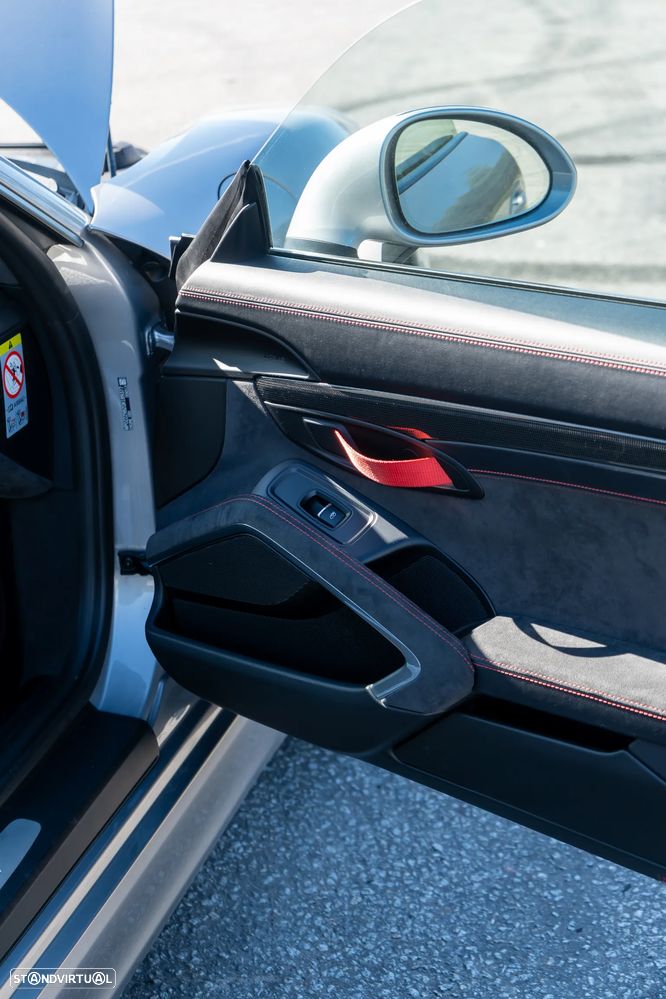 Porsche Cayman GT4 - 7