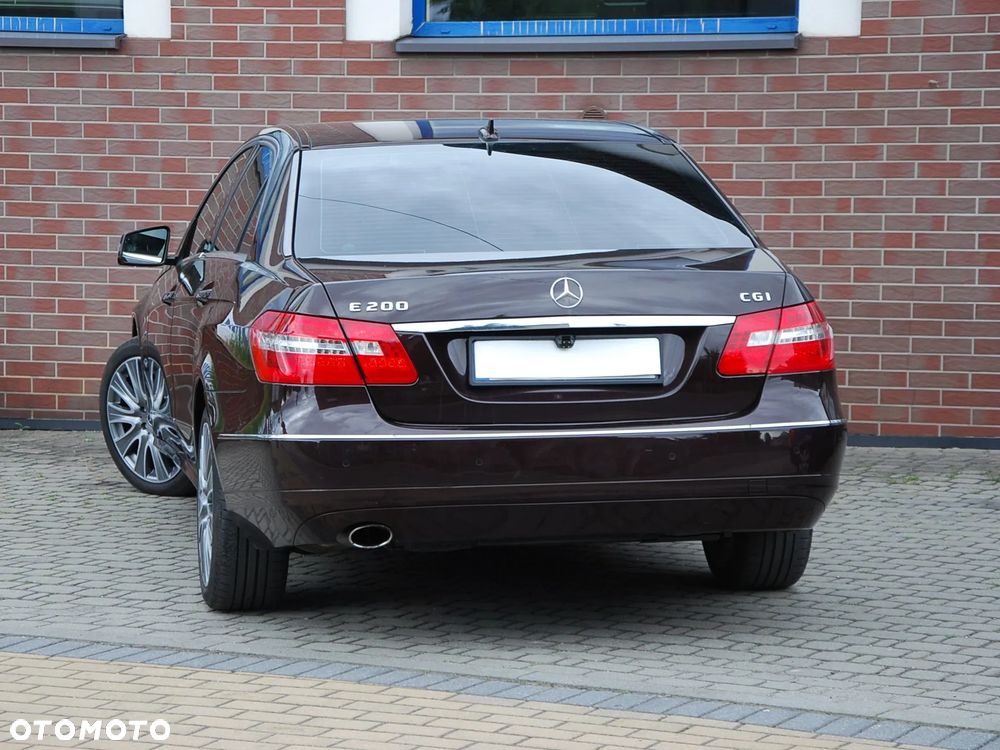 Mercedes-Benz Klasa E ver-200-cgi-blueefficiency-elegance - 23