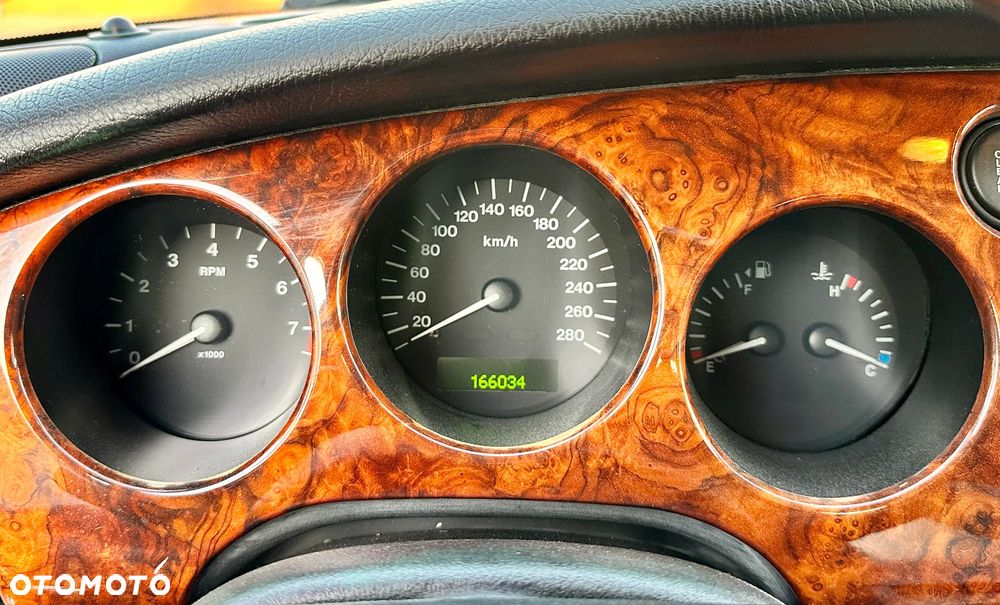 Jaguar XK8 Coupe - 22