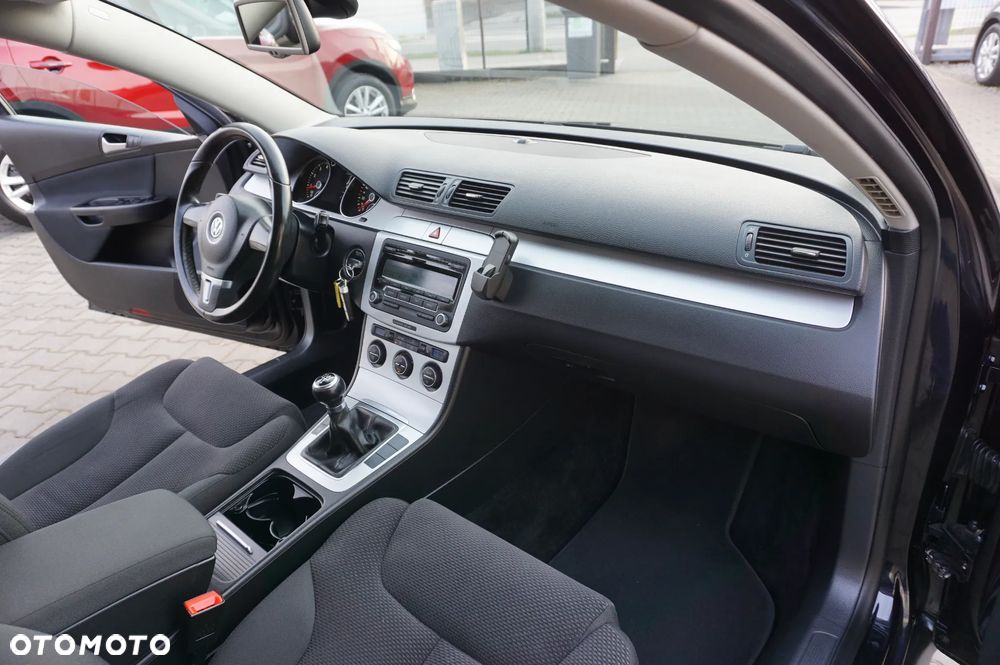 Volkswagen Passat 1.6 Comfortline Family - 27