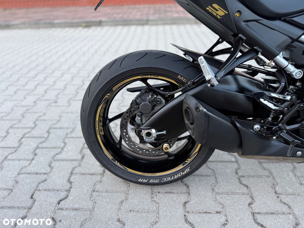 Suzuki GSX - 12