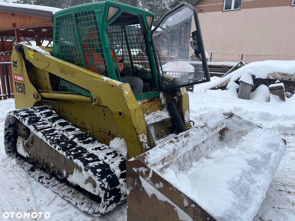 Bobcat T250 - 15