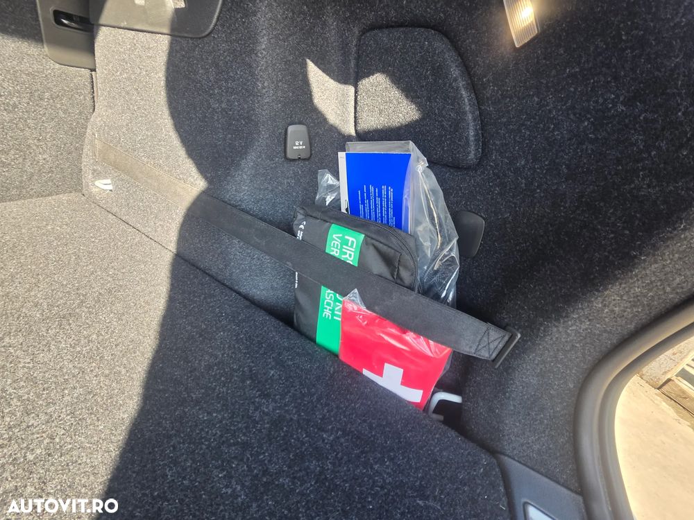 Volvo XC 40 B4 AT8 AWD Mild Hybrid Inscription - 9