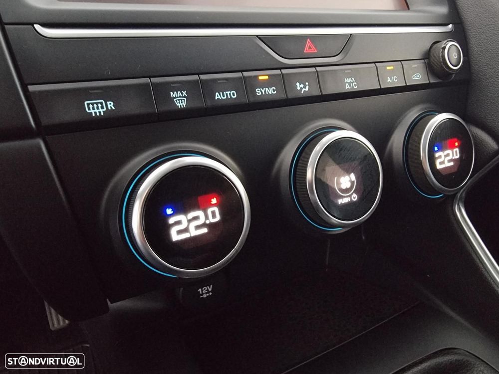 Jaguar E-Pace 2.0 i4D R-Dynamic S - 33