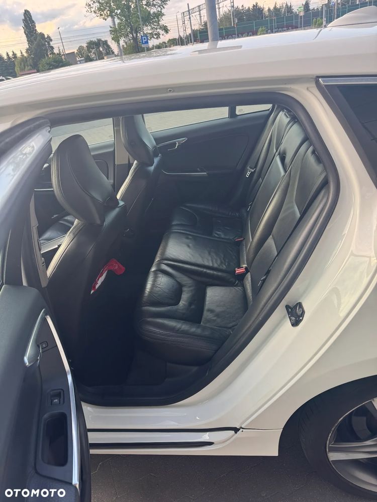 Volvo V60 D5 AWD R-Design - 10