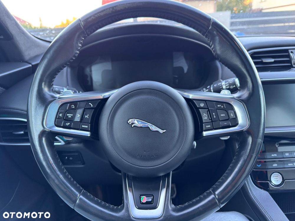 Jaguar F-Pace 3.0 V6 AWD S - 32