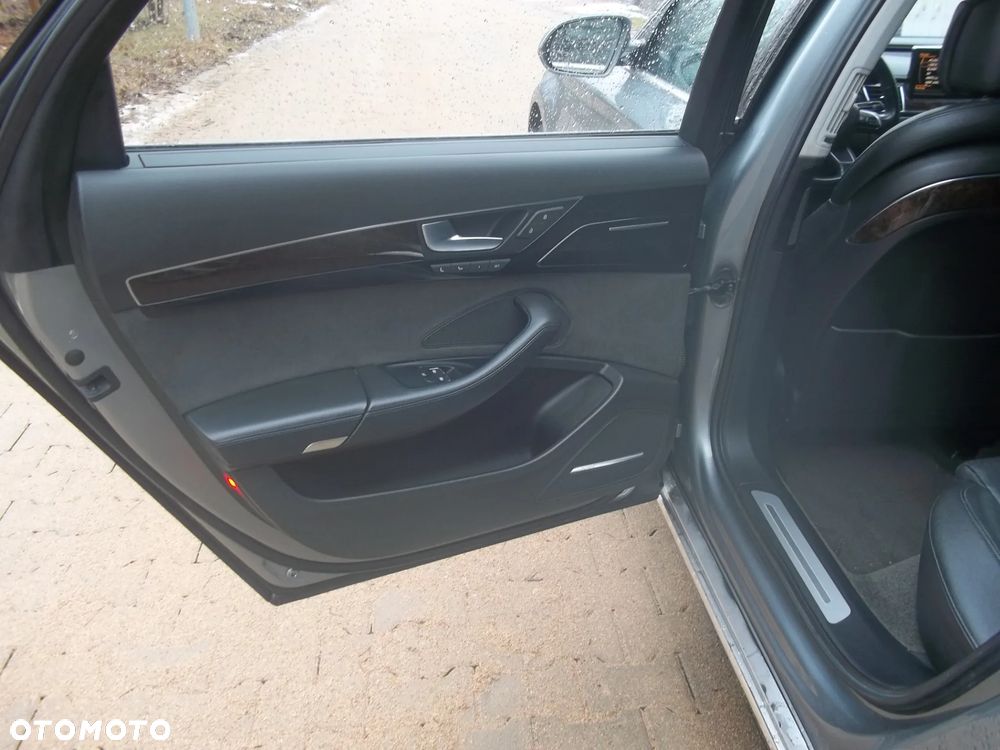 Audi A8 4.2 L Quattro - 16