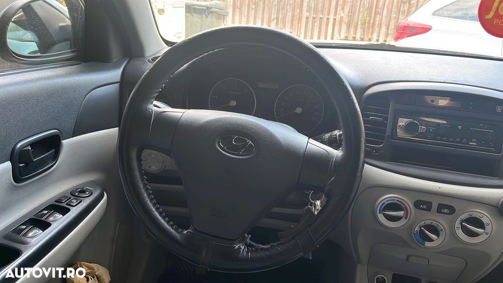Hyundai Accent MC 1.5 CRDI 4DR GL COMFORT - 4