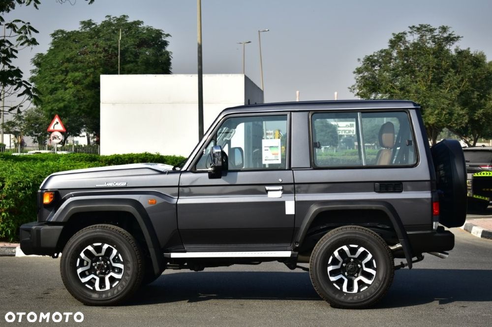 Toyota Land Cruiser - 37