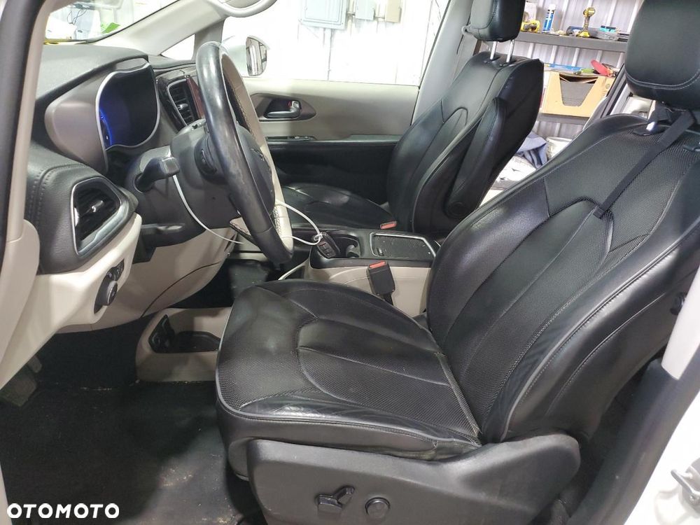 Chrysler Pacifica - 14