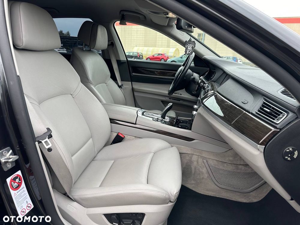 BMW Seria 7 740d xDrive - 32