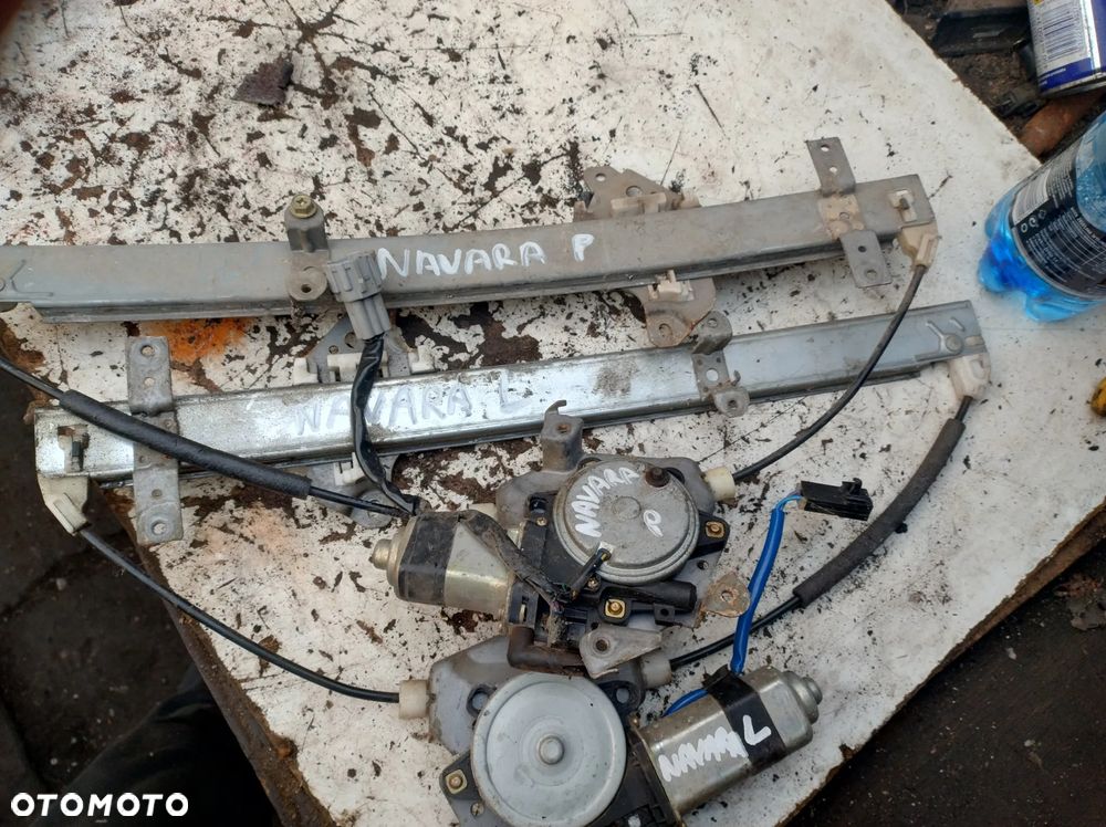 NISSAN NAVARA D22  podnośnik szyb przód prawy 2 piny - 1