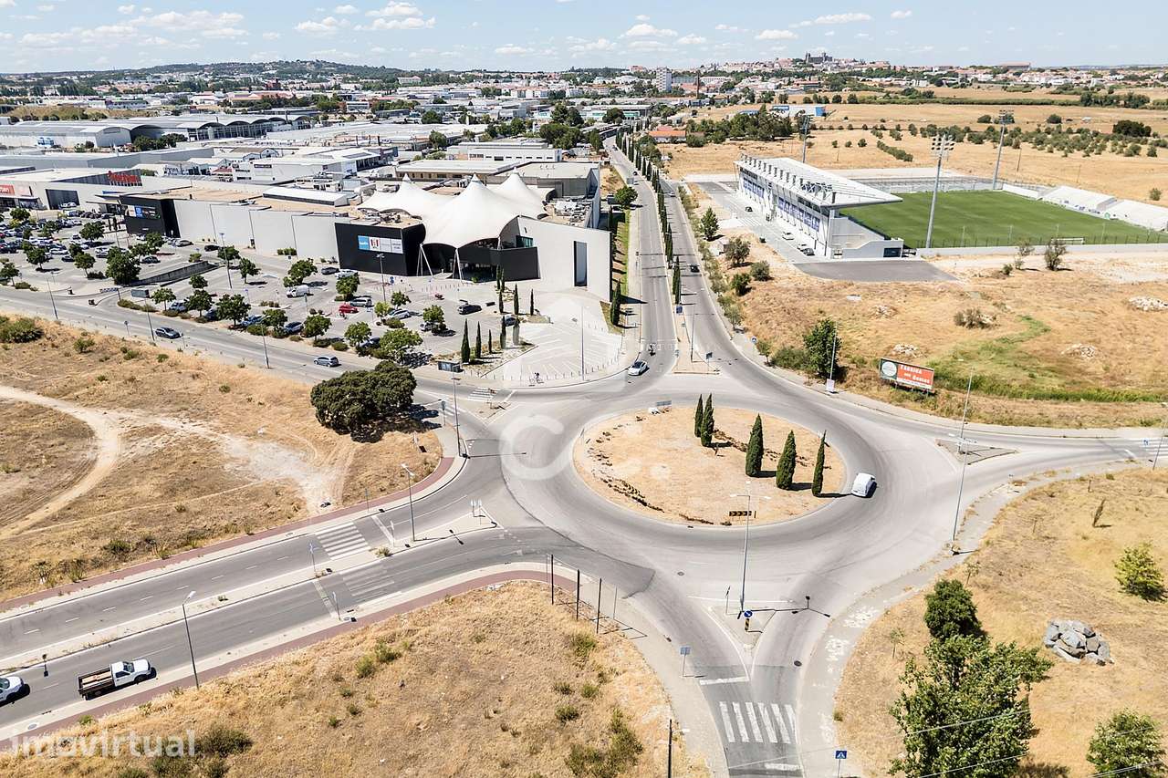 Moradia Térrea de Gaveto T2+1 com Quintal e Garagem | Bairro de Almeir - Grande imagem: 5/54
