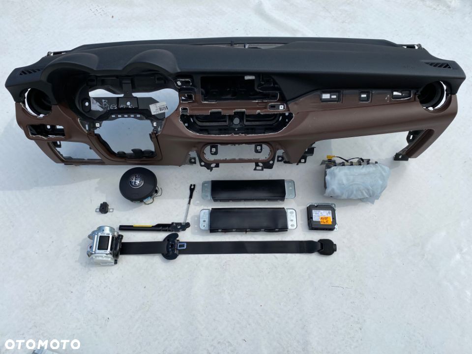 ALFA ROMEO GIULIA DESKA KONSOLA KOKPIT PULPIT PÓŁKA PARAPET PODUSZKI POWIETRZNE KIEROWCY PASAŻERA PODUSZKA POWIETRZNA PASY PAS KOLAN KOLANOWA AIR BAG FOTELA W FOTEL KURTYNA KURTYNY NAPINACZ DOPINACZ NAPINACZE DOPINACZE naprawa wymiana od reki na magazynie Raz2 - 6