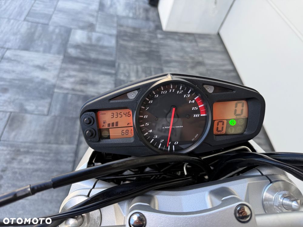 Suzuki GSR - 14