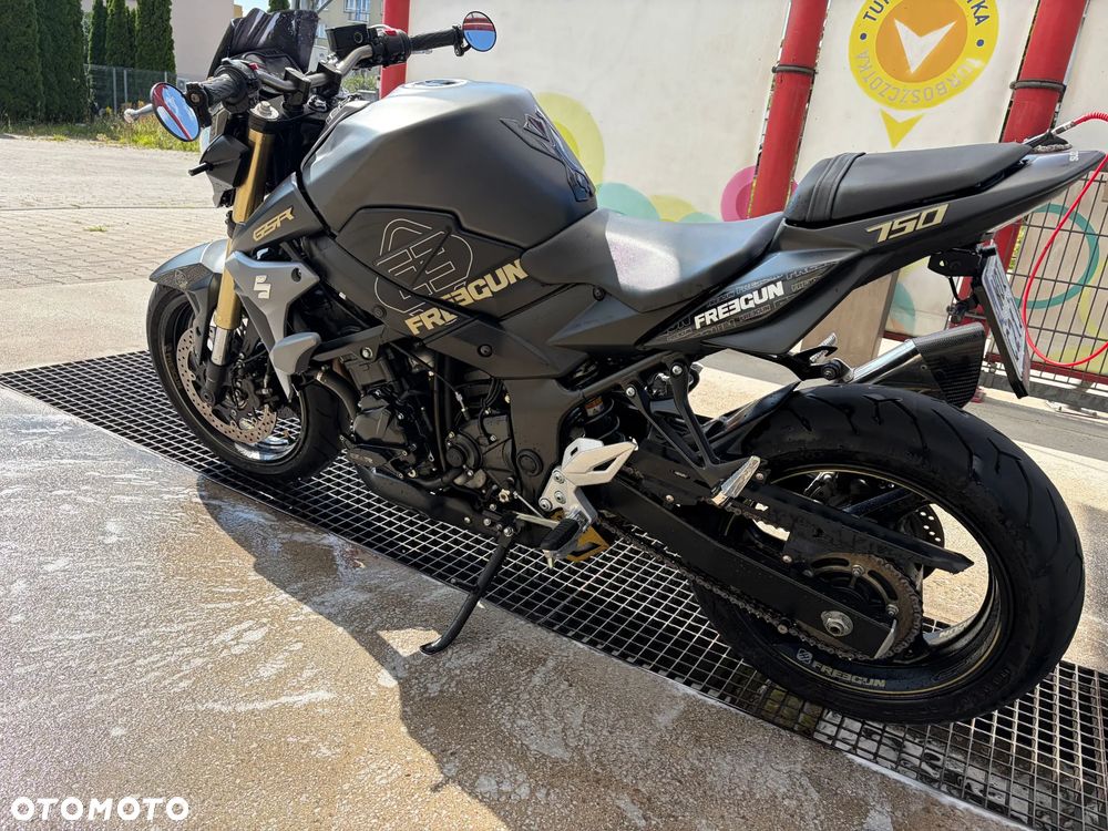 Suzuki GSR - 12