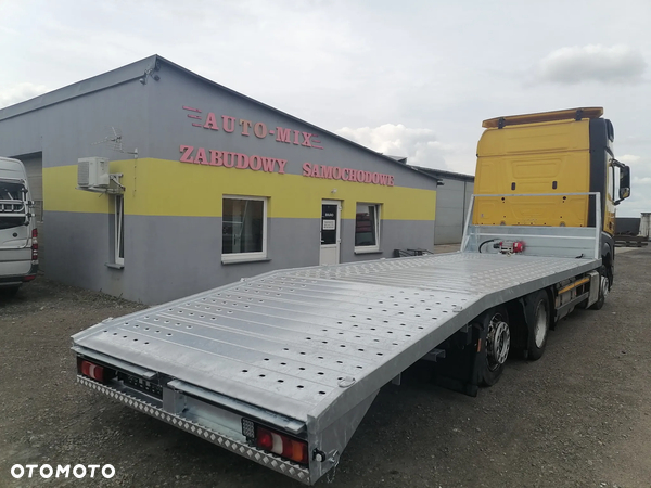Mercedes-Benz zabudowa - najazd wysuw hydrauliczny