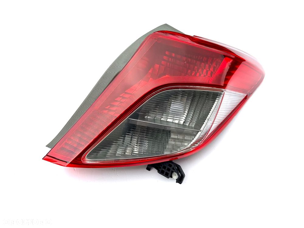 TOYOTA YARIS 3 III 2010 - 2014 LAMPA TYŁ PRAWA R EUROPA ORYGINAŁ OE - 1