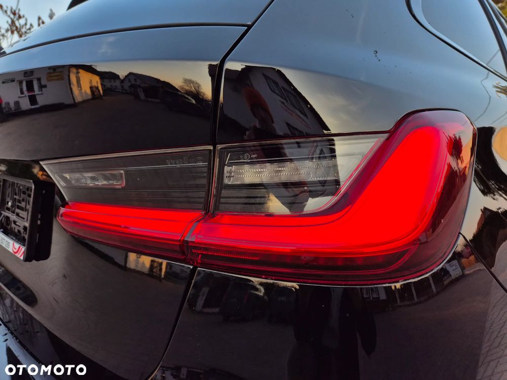 BMW Seria 3 330i Sport Line - 23