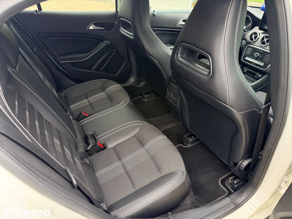Mercedes-Benz GLA 200 7G-DCT Urban - 15