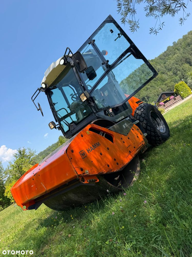 Hamm H 7i Walec Terenowo Drogowy Guma Stal. 6,5 tony 8ton. Import Norwegia 2017 rok. 1600 mtg. silnik KUBOTA 4cyl. Maszyna nie różni się od Nowej z salonu! Klimatyzacja wentylacja. Serwisy w Dekra AKTUALNE. Zero zniszczeń IGŁA !! Gotowy do długiej pracy. Po dużych serwisach eksploatacyjnych w Norwegii. Walec z Upadłości od pierwszego właściciela. Jego historia od nowosci to jedna inwestycja miejska! Jedyna taka okazja! Szerokość 168cm. Bardzo mały walec a moc Potężna! Full Wypas Wersja Norweska. Opony piękny stan. Ani deka luzów i wycieków. OKAZJA - 36