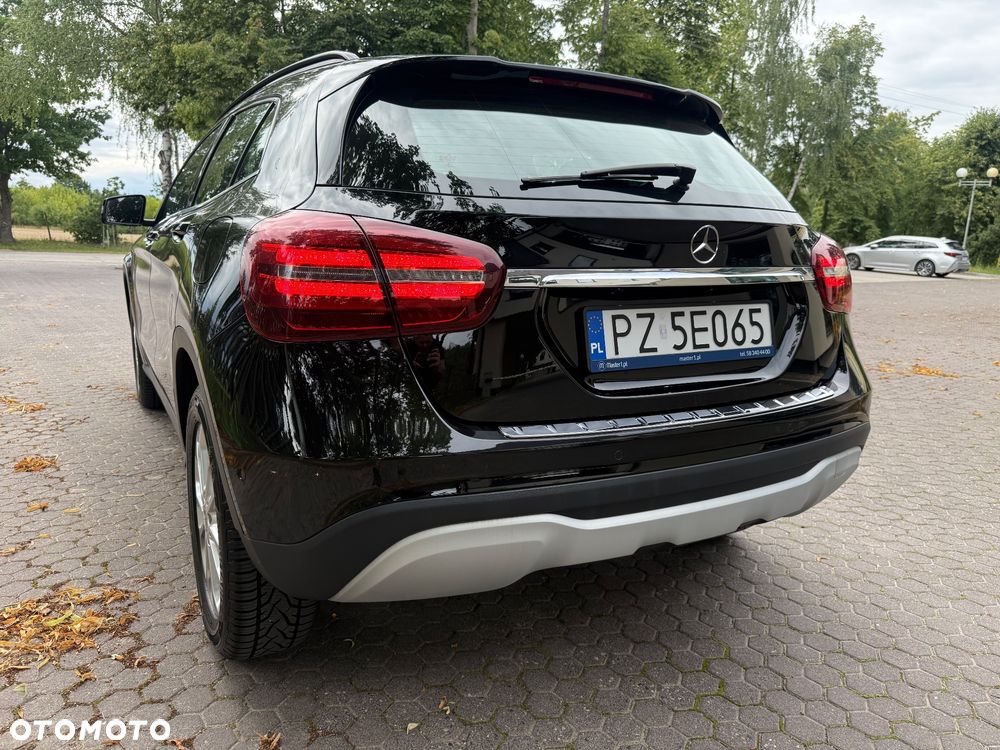 Mercedes-Benz GLA 180 7G-DCT - 11
