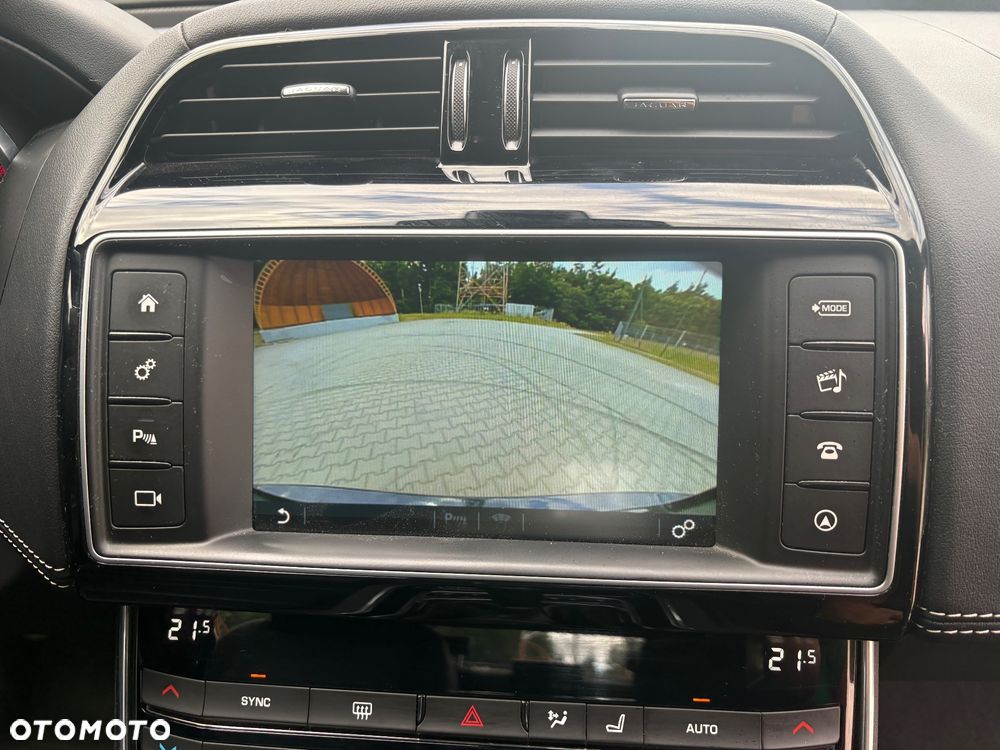 Jaguar XE 2.0 D R-Sport - 24