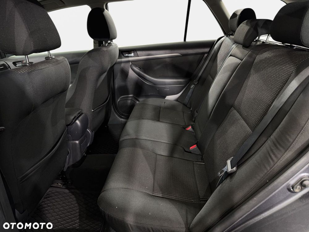 Toyota Avensis - 12