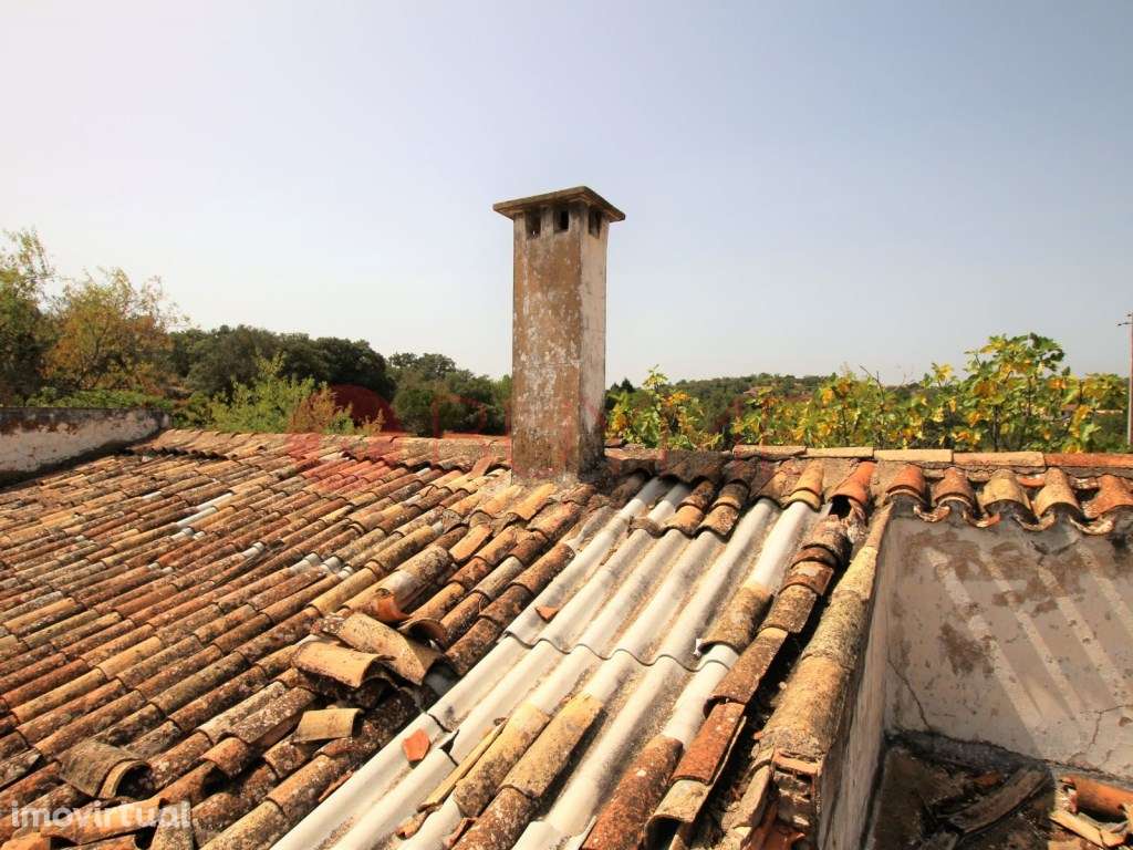 Terreno com Ruína em Zona Tranquila de Fácil Acesso - Grande imagem: 4/16