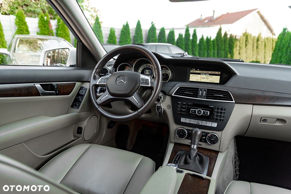 Mercedes-Benz Klasa C 250 CDI DPF 4Matic (BlueEFFICIENCY) 7G-TRONIC - 27
