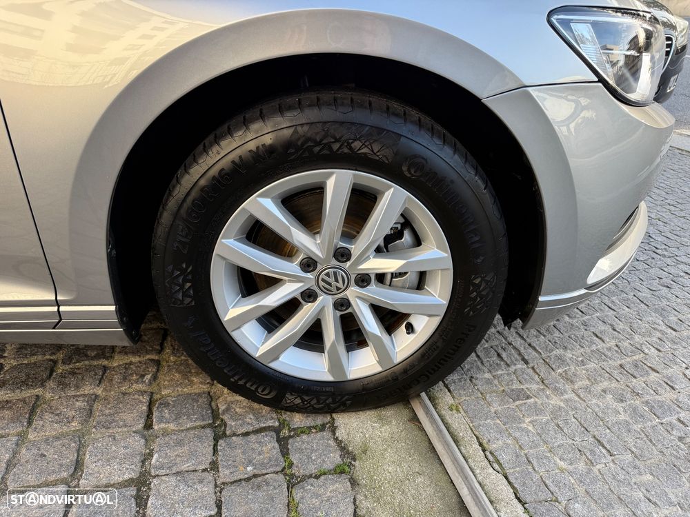 VW Passat 1.6 TDI Highline - 14