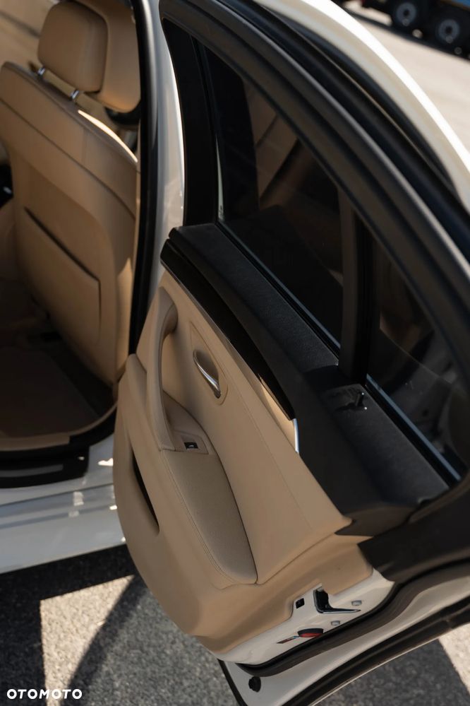 BMW Seria 5 535i xDrive Sport-Aut - 39