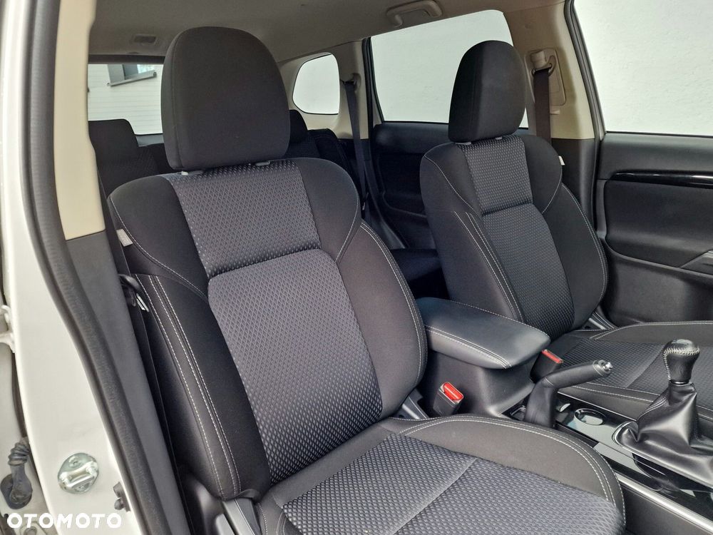 Mitsubishi Outlander 2.0 Invite + 2WD - 19