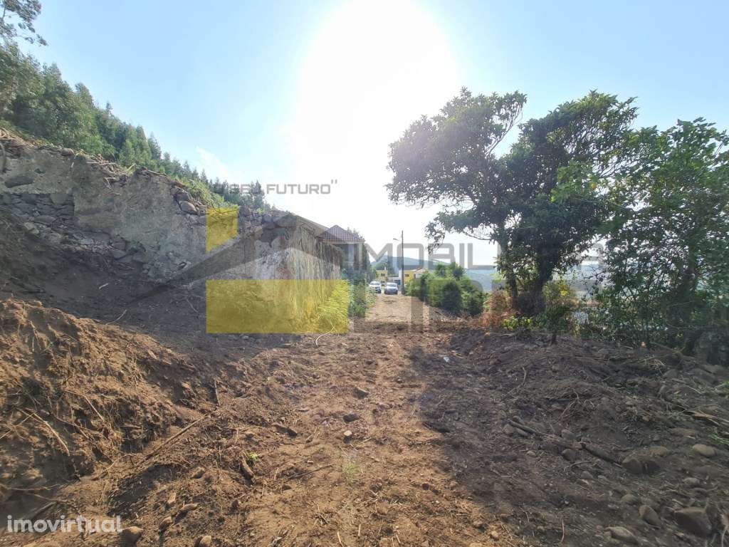 Ruína inserida em terreno urbano com 110m +2 parcelas de terreno Rú... - Grande imagem: 4/21