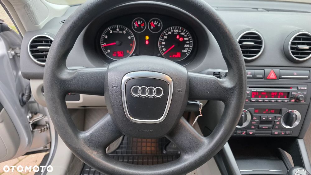 Audi A3 3-drzwiowe 1.6 Attraction - 27