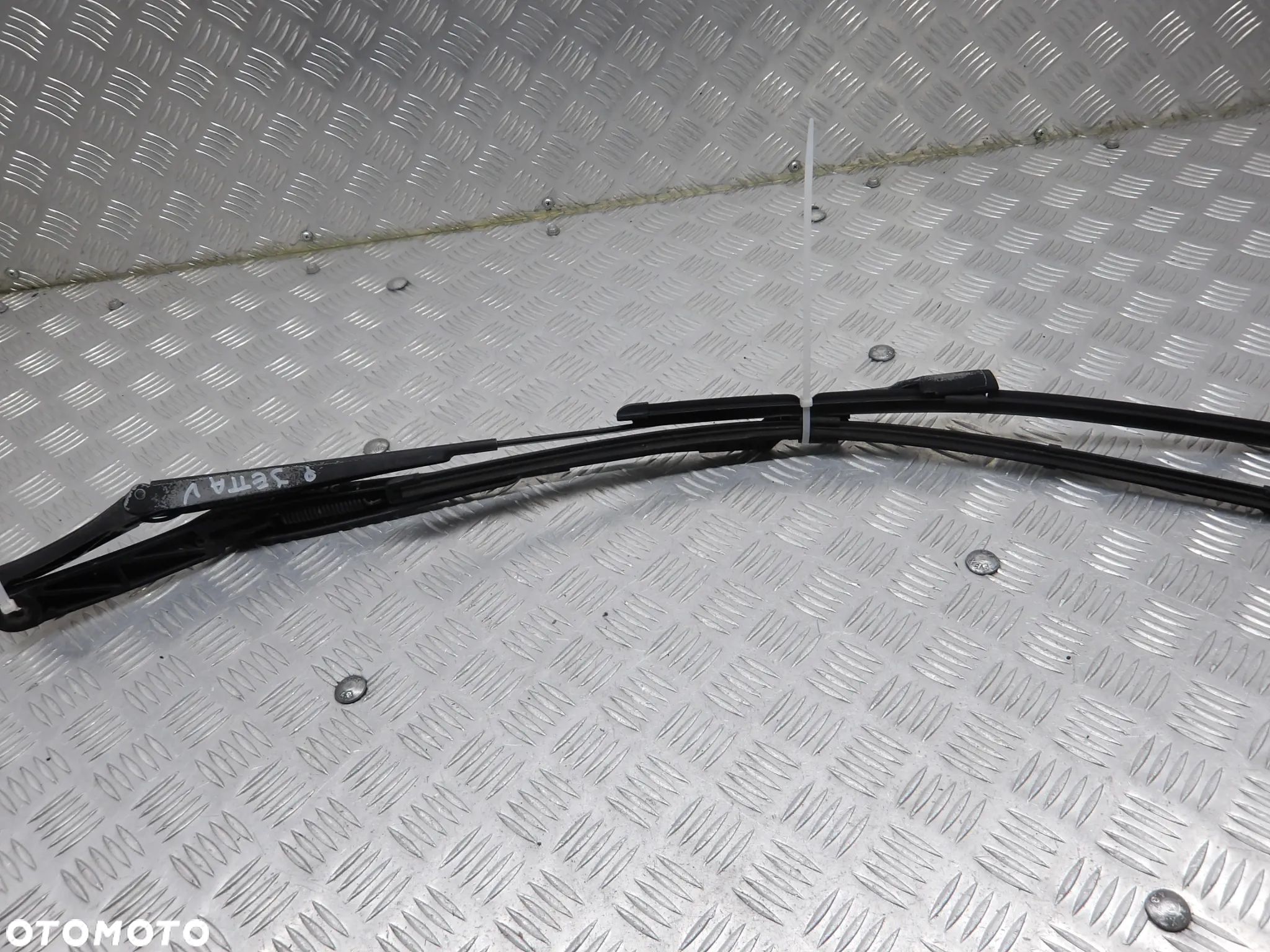 VW JETTA V 05-10 RAMIONA WYCIERACZEK PRZÓD - 1