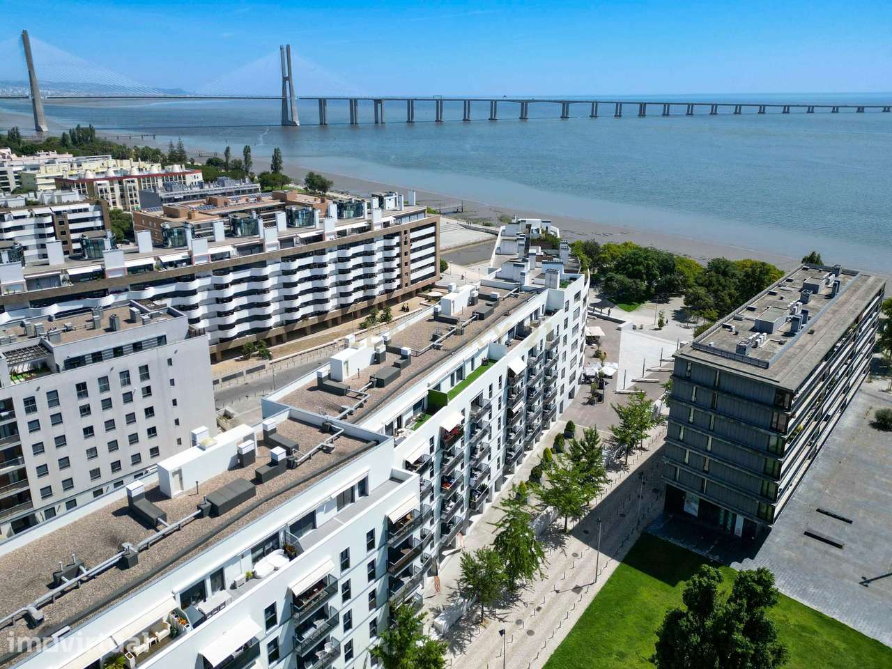 T2 Premium com Suíte, Varanda e 2 Lugares de Garagem | Parque das Naçõ - Grande imagem: 2/27