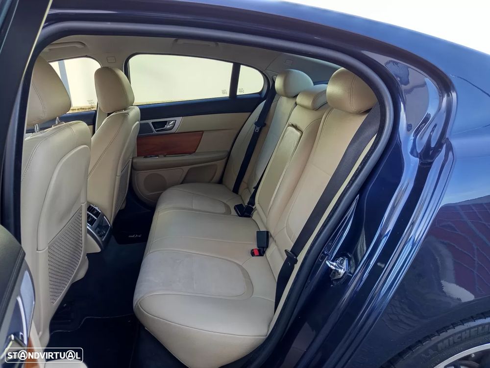 Jaguar XF 2.2 D Premium Luxury - 12