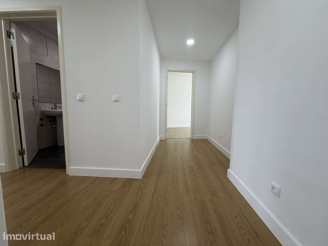 Apartamento T1, totalmente renovado, disponível de imediato - Grande imagem: 2/14