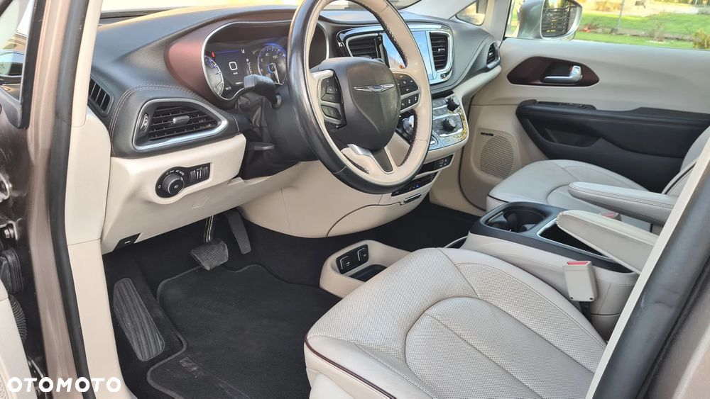 Chrysler Pacifica - 17