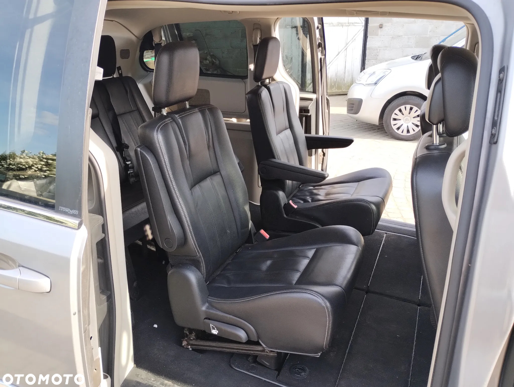 Chrysler Town & Country - 16