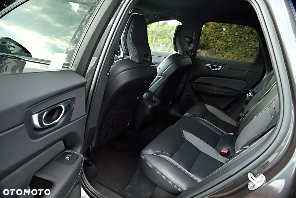 Volvo XC 60 B5 B AWD Plus Dark - 18