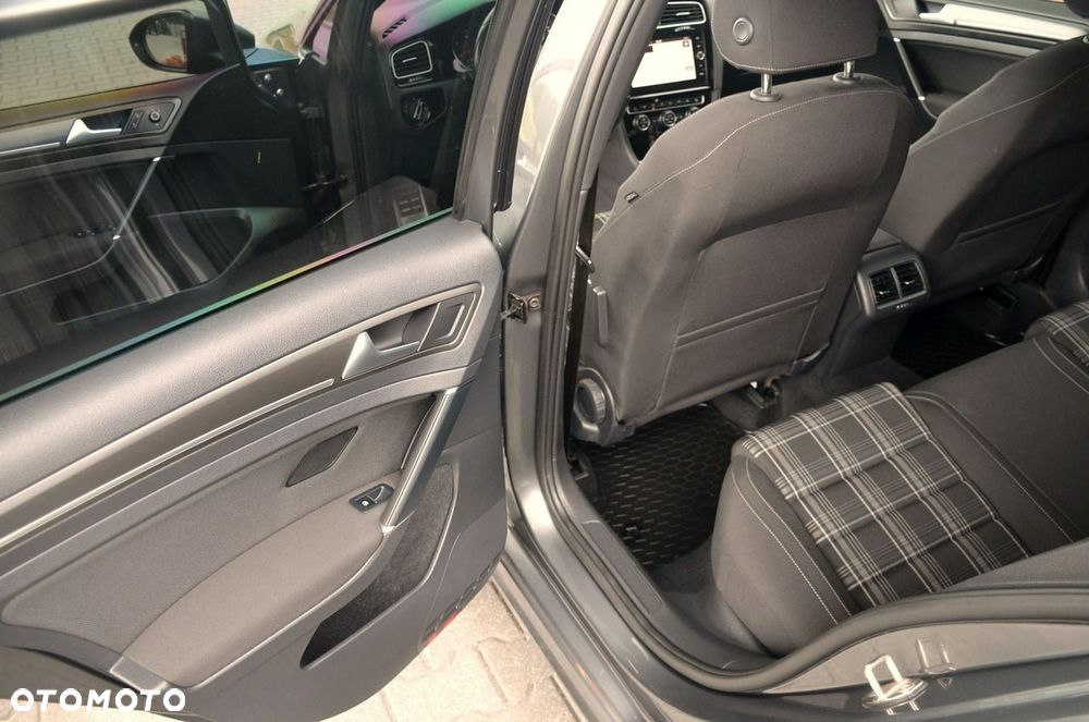 Volkswagen Golf - 16