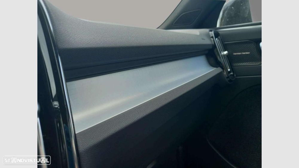 Volvo XC 40 2.0 B3 Plus Dark - 24